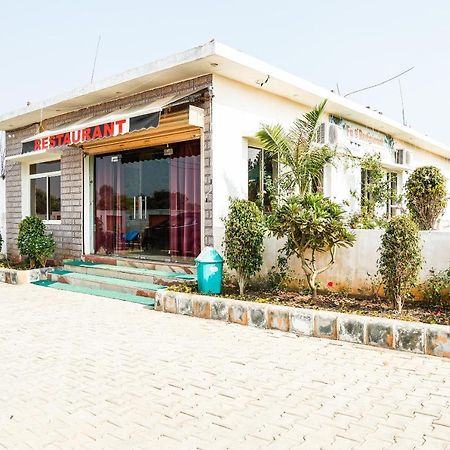 Oyo 23367 Farmsgreen Resort And Restaurant Orchha Eksteriør billede